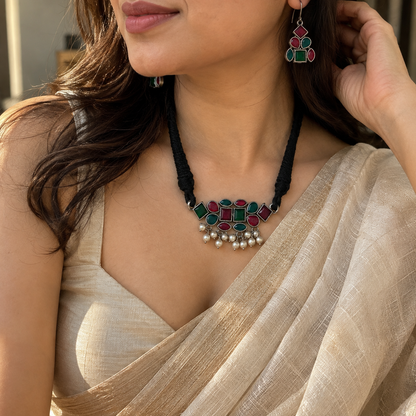 Short choker necklace